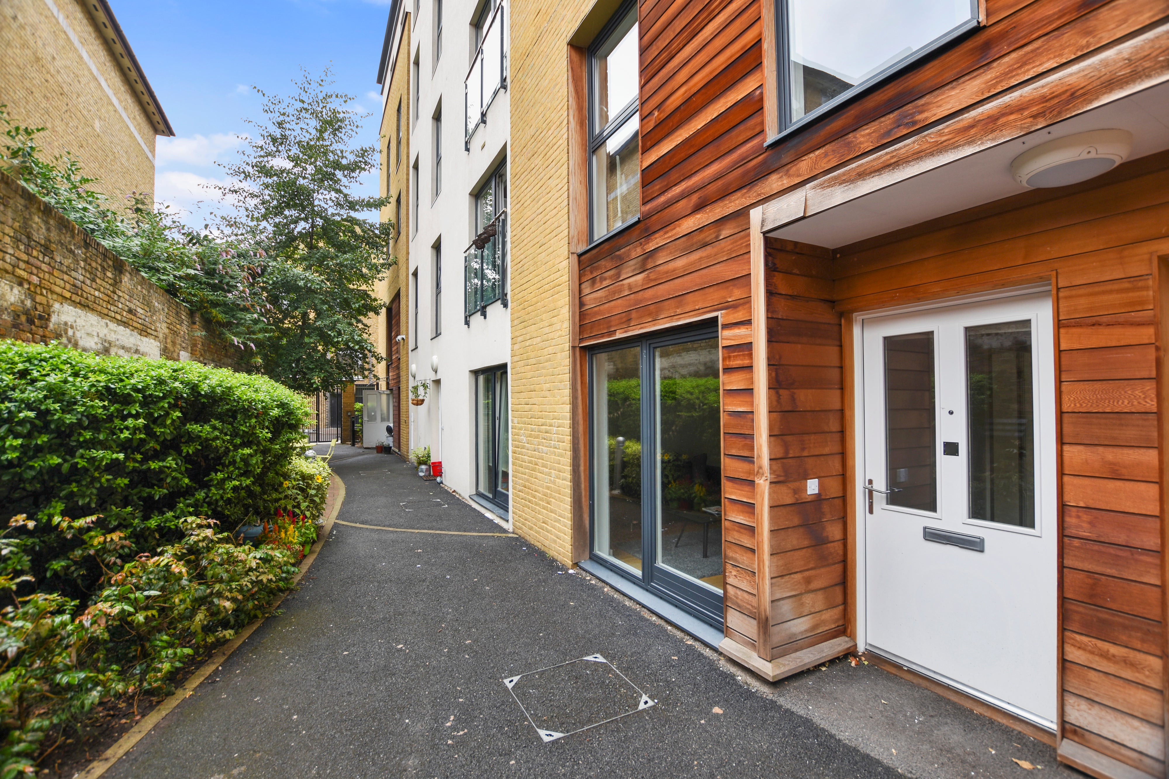 Flat Westferry Road in Greater London