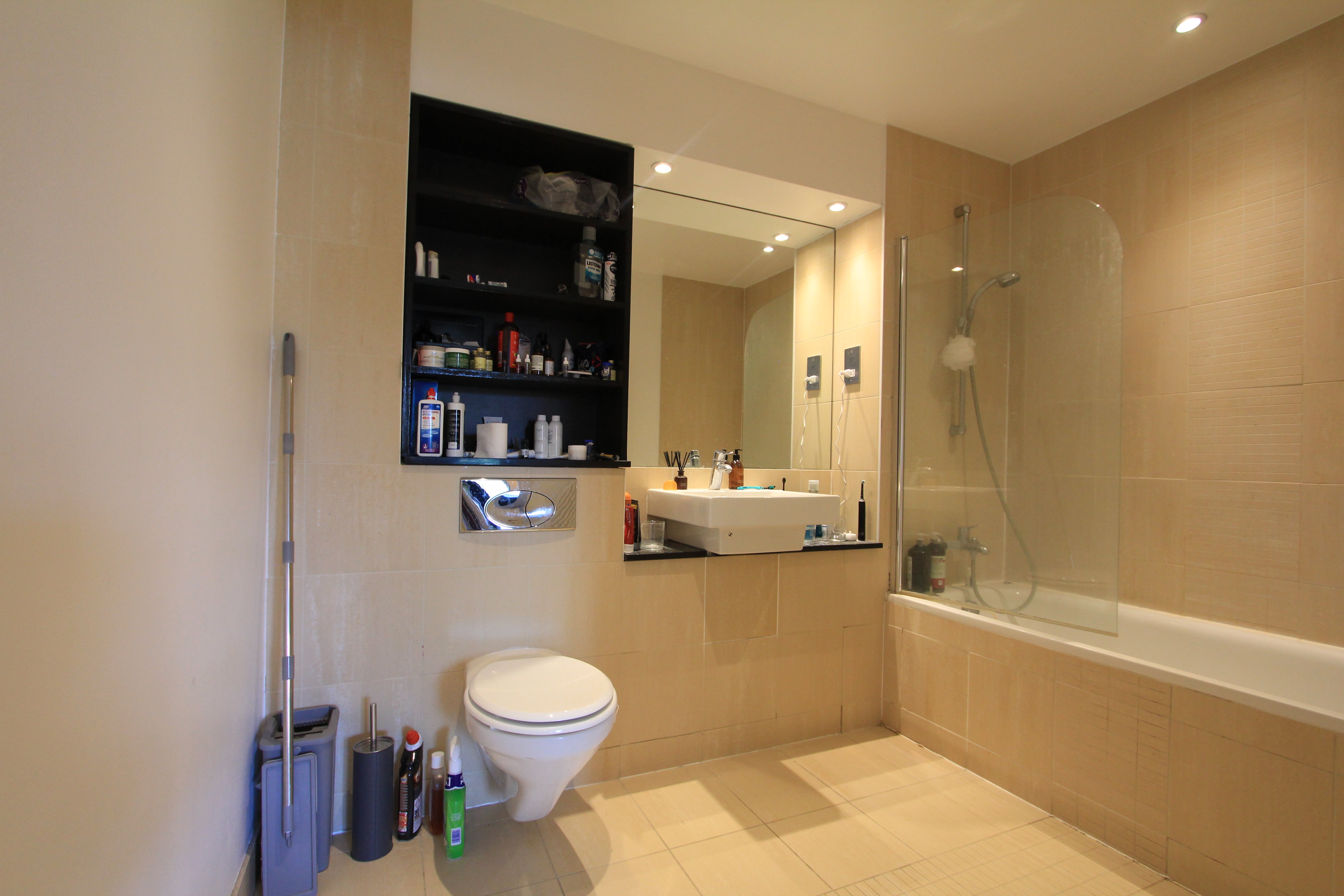 Flat Westferry Road in Greater London