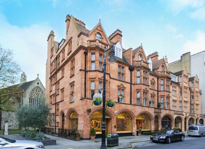 Flat Mount Street in City of Westminster