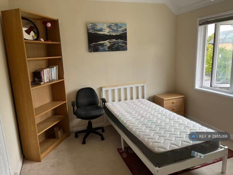 Room Peverel Close in Cambridge