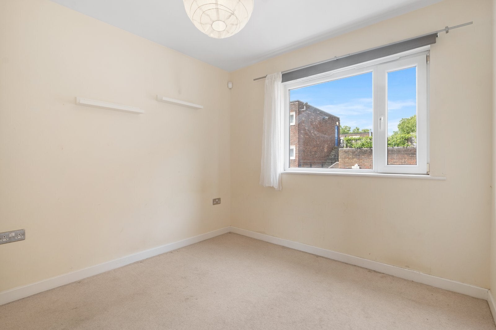 Flat Prebend Street in Greater London