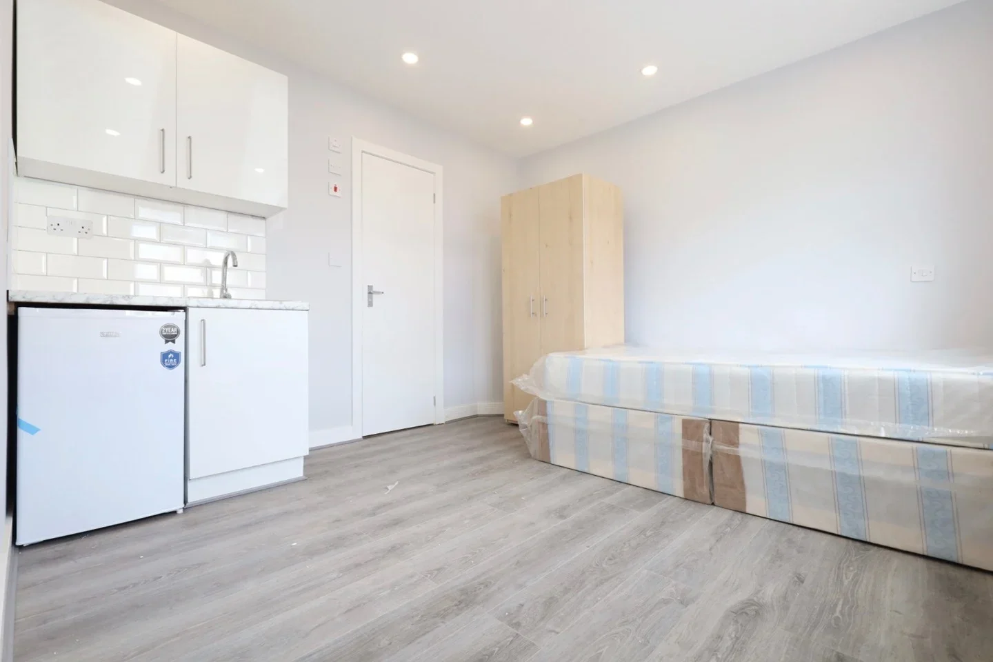 Flat Floriston Avenue in Greater London