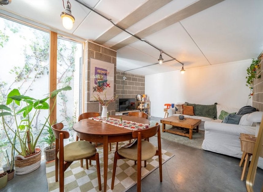 Flat Belsham Street in Greater London