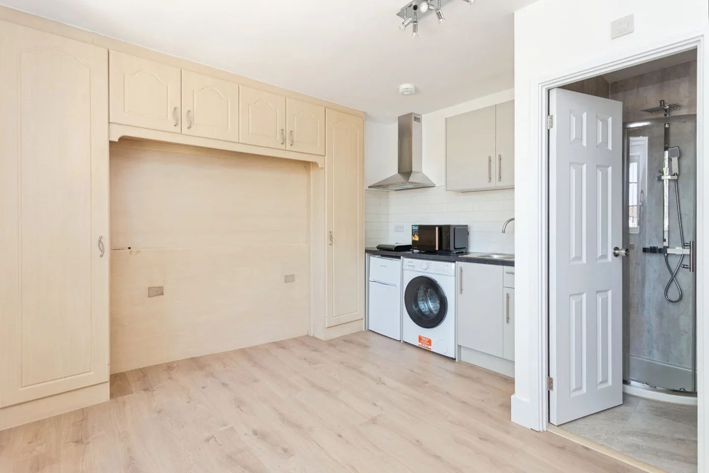 Flat Kings Road in Greater London