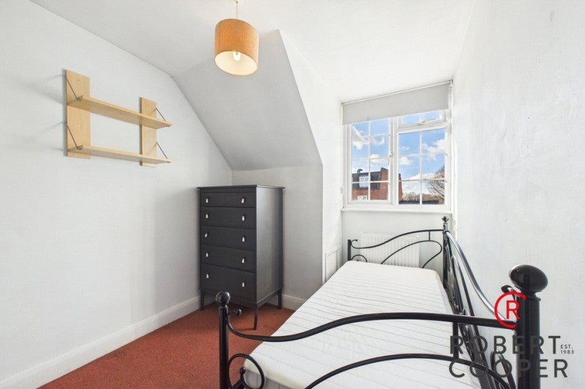 Flat Elm Avenue in Greater London