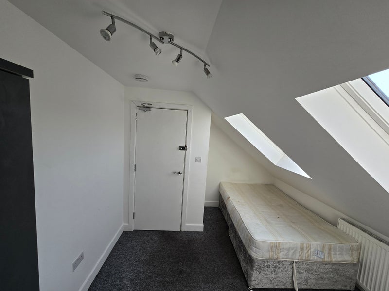 Room Headcorn Road in Greater London