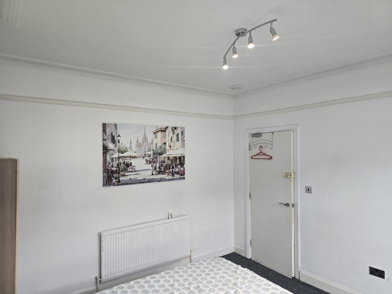 Room Headcorn Road in Greater London