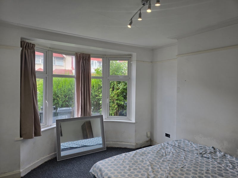 Room Headcorn Road in Greater London