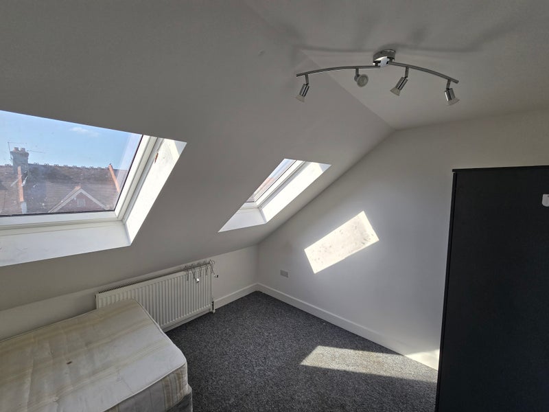 Room Headcorn Road in Greater London