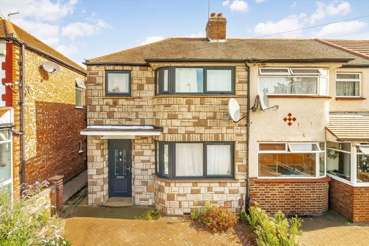 House Woodhouse Avenue in Greater London