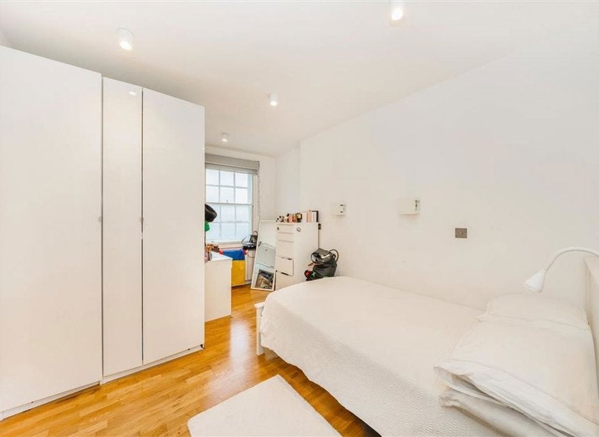 Flat Lowndes Court in City of Westminster