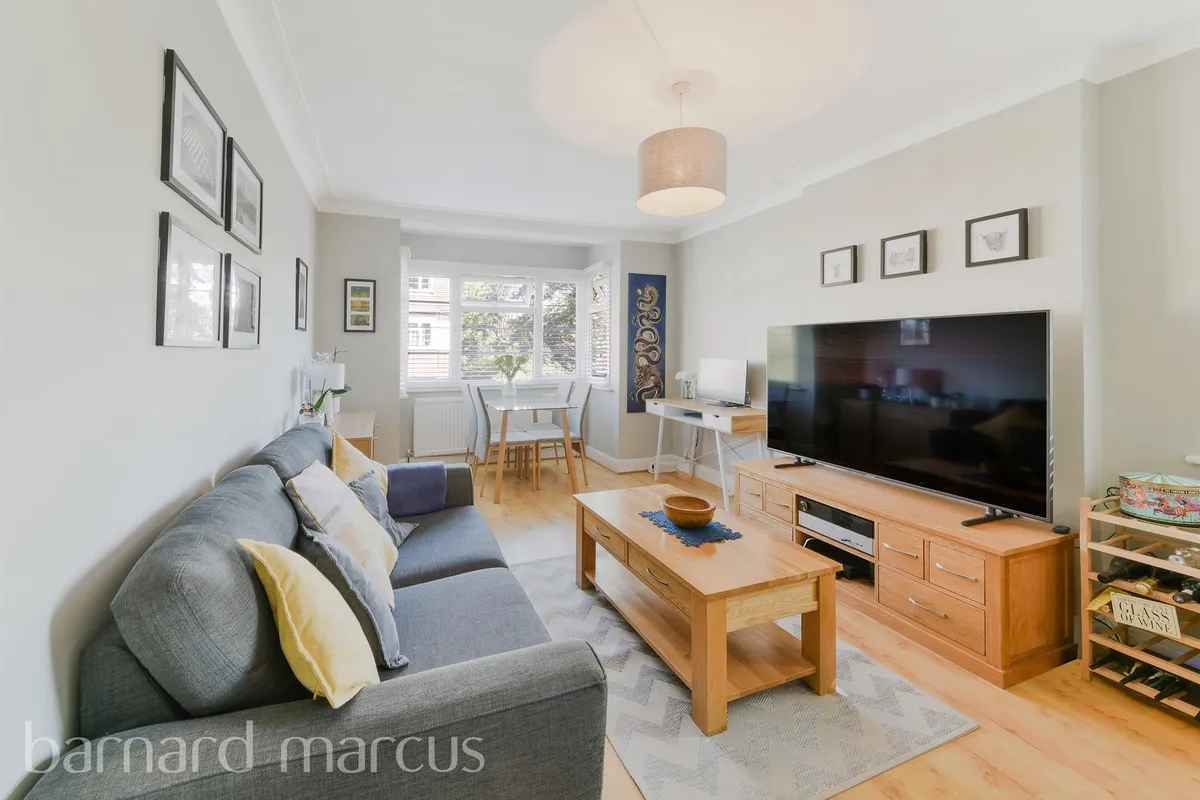 House Warwick Court in Greater London