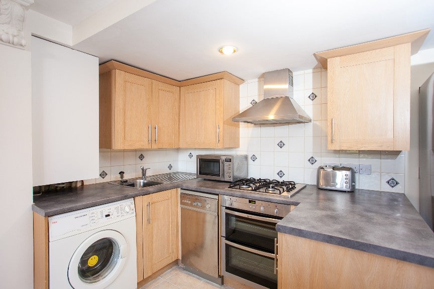 Flat Clapham High Street in Greater London