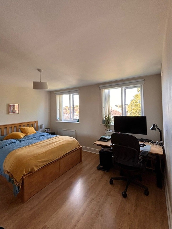Flat Clapham High Street in Greater London