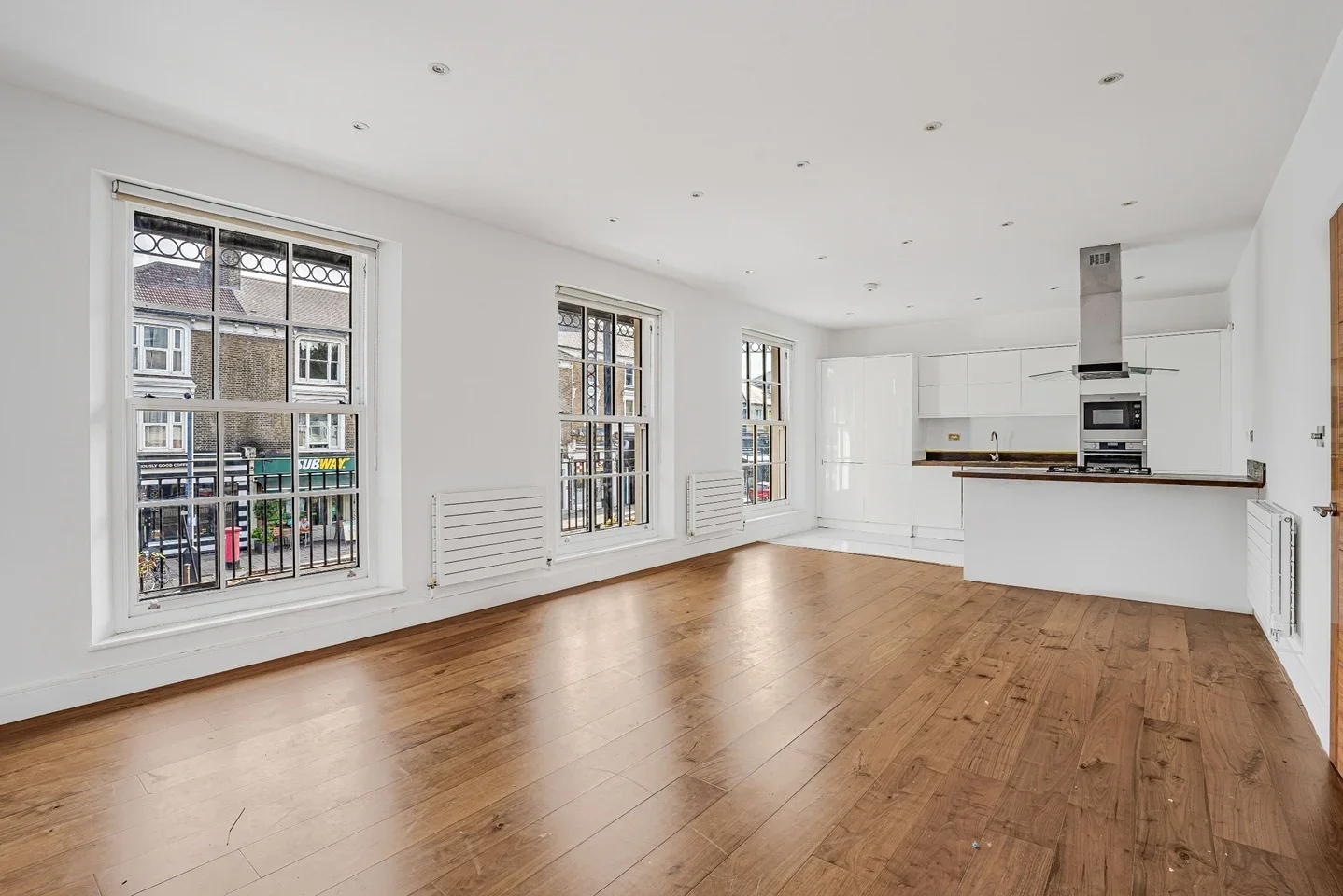 Flat Chiswick High Road in Greater London