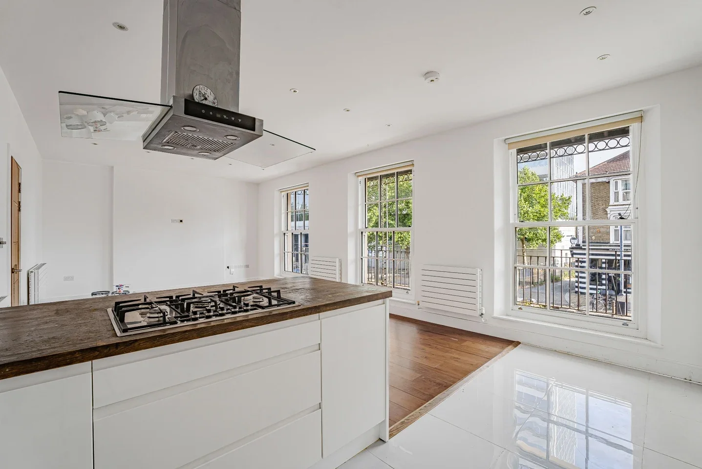 Flat Chiswick High Road in Greater London