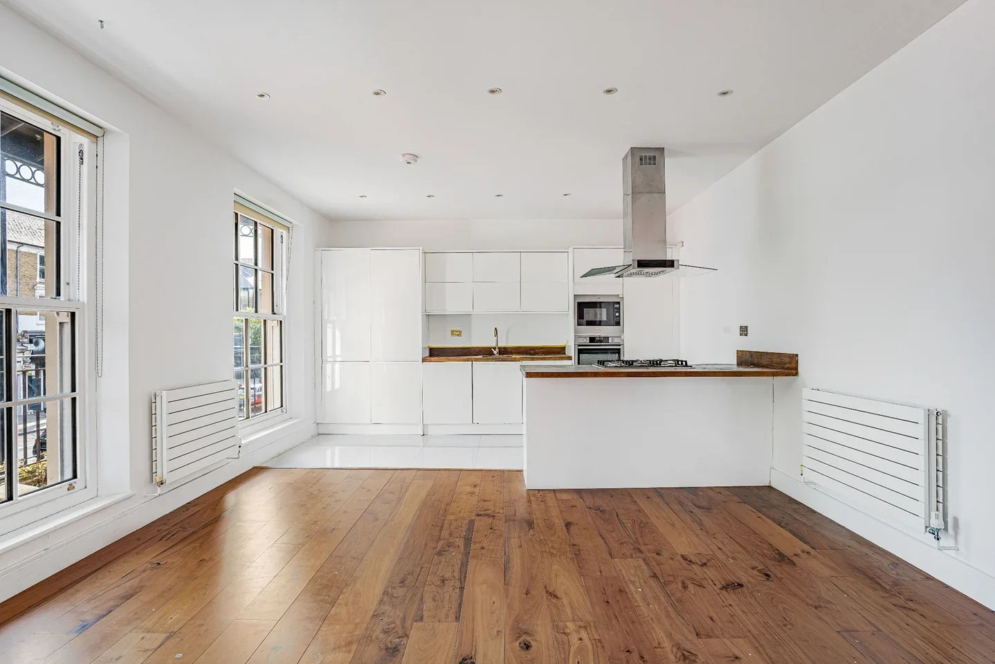 Flat Chiswick High Road in Greater London
