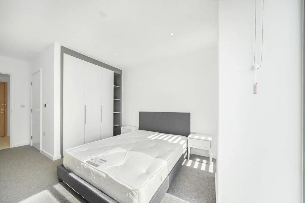 Flat Commercial Road in Greater London