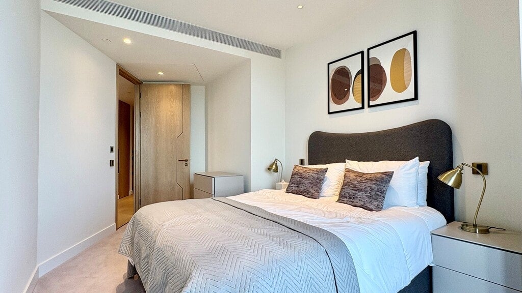 Flat Nine Elms Lane in Greater London