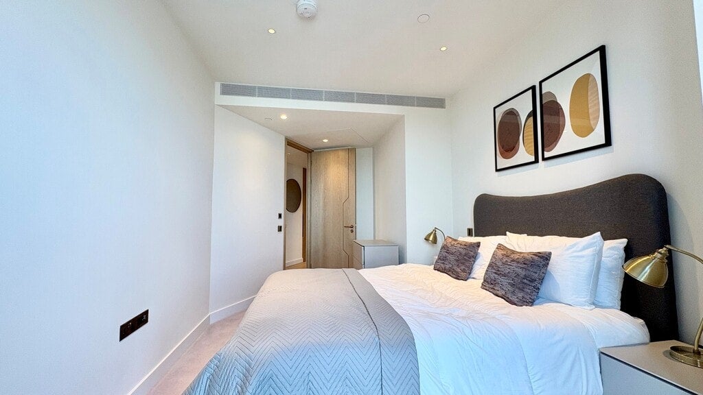 Flat Nine Elms Lane in Greater London