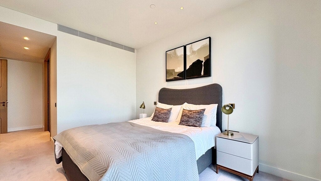 Flat Nine Elms Lane in Greater London