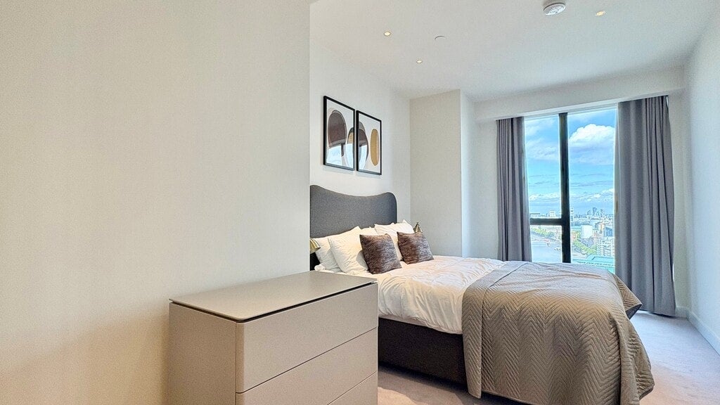 Flat Nine Elms Lane in Greater London