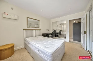 Flat Martins Walk in Greater London
