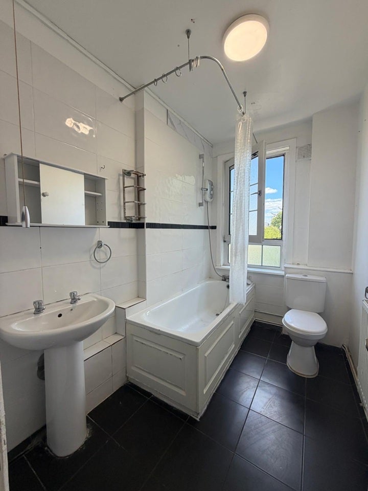Room Saltwell Street in Greater London