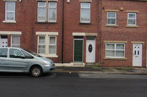 Flat Two Ball Lonnen in Newcastle upon Tyne