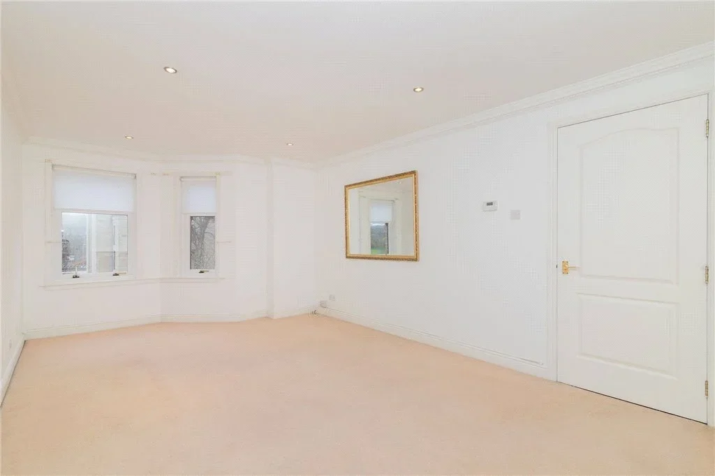 Flat Hughenden Lane in Glasgow