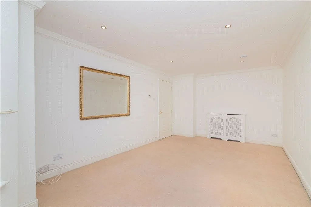 Flat Hughenden Lane in Glasgow