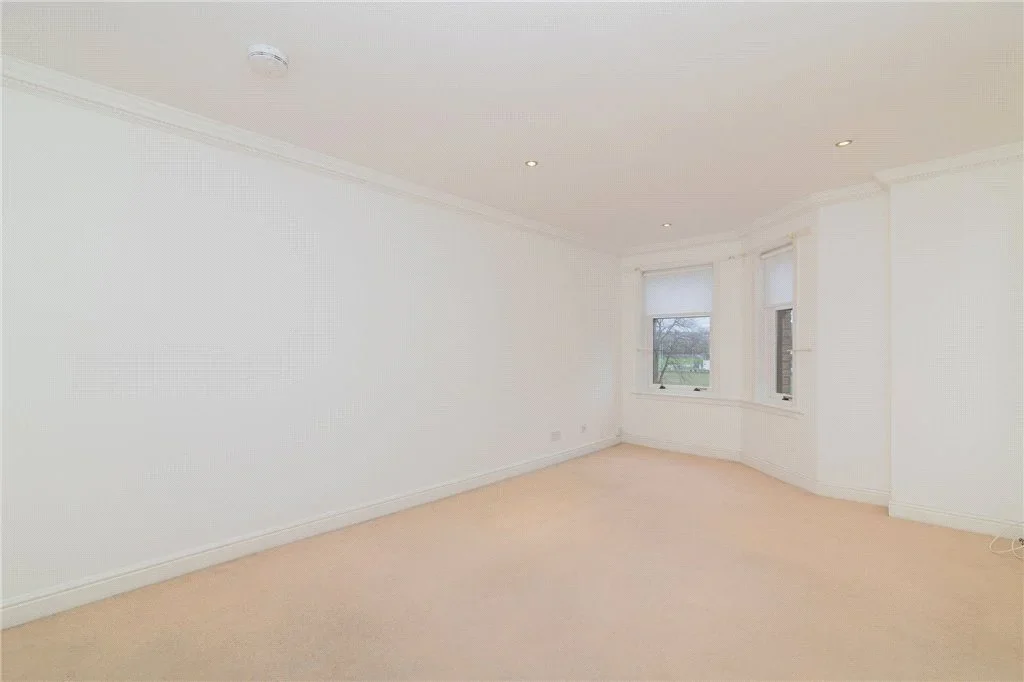 Flat Hughenden Lane in Glasgow