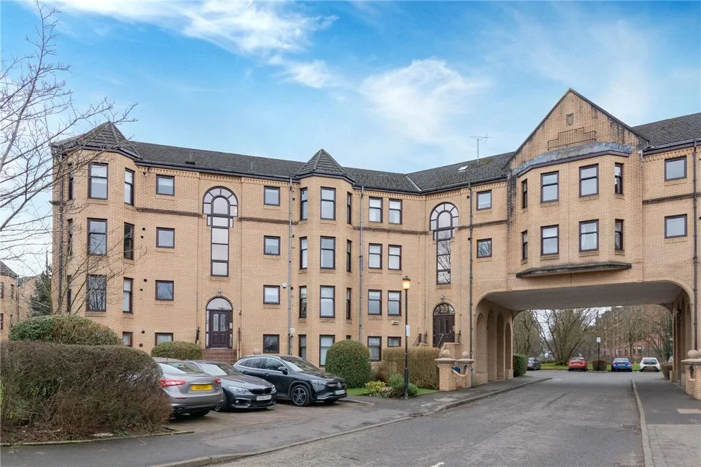 Flat Hughenden Lane in Glasgow