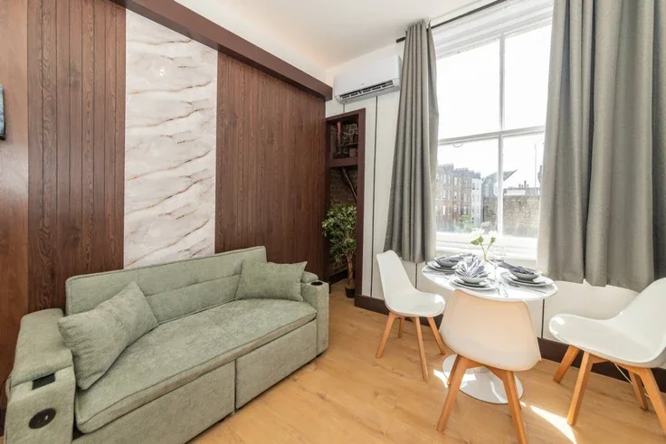 Flat Kensington High Street in Greater London