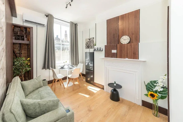 Flat Kensington High Street in Greater London