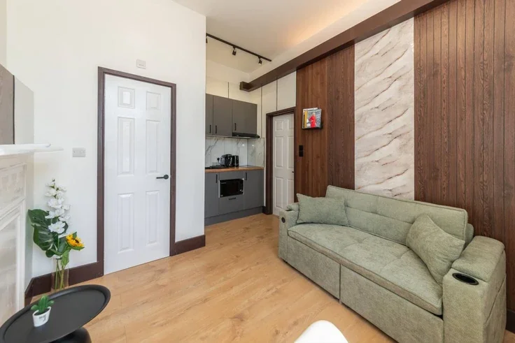 Flat Kensington High Street in Greater London