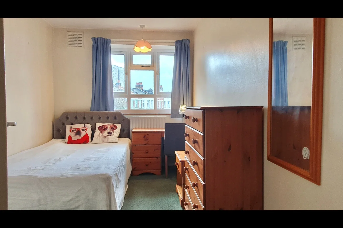 Flat Garratt Lane in Greater London