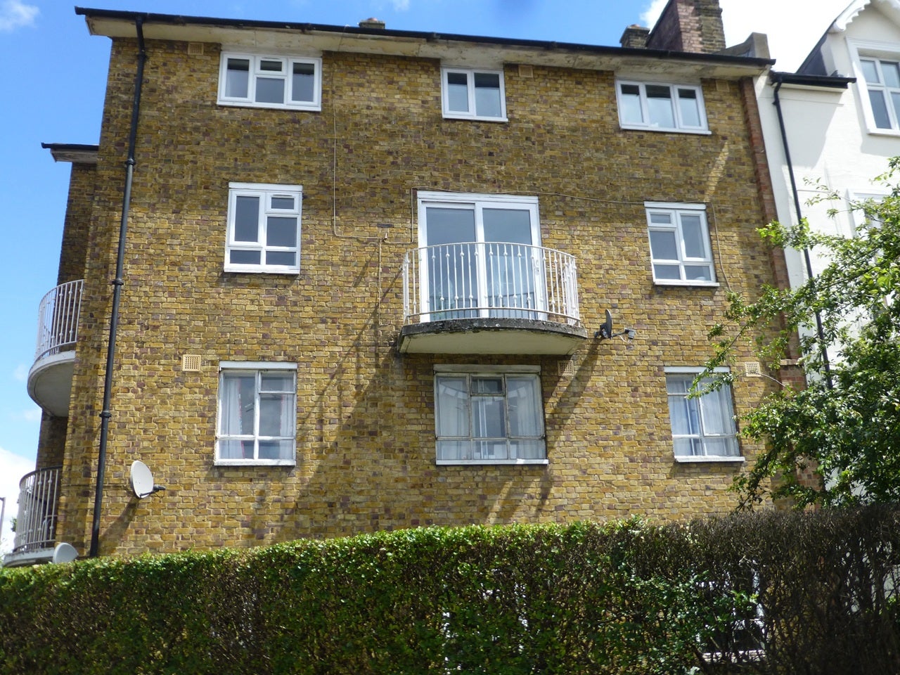 Flat Garratt Lane in Greater London