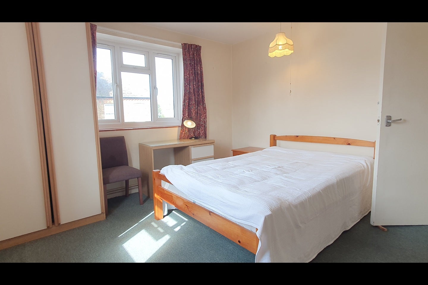 Flat Garratt Lane in Greater London