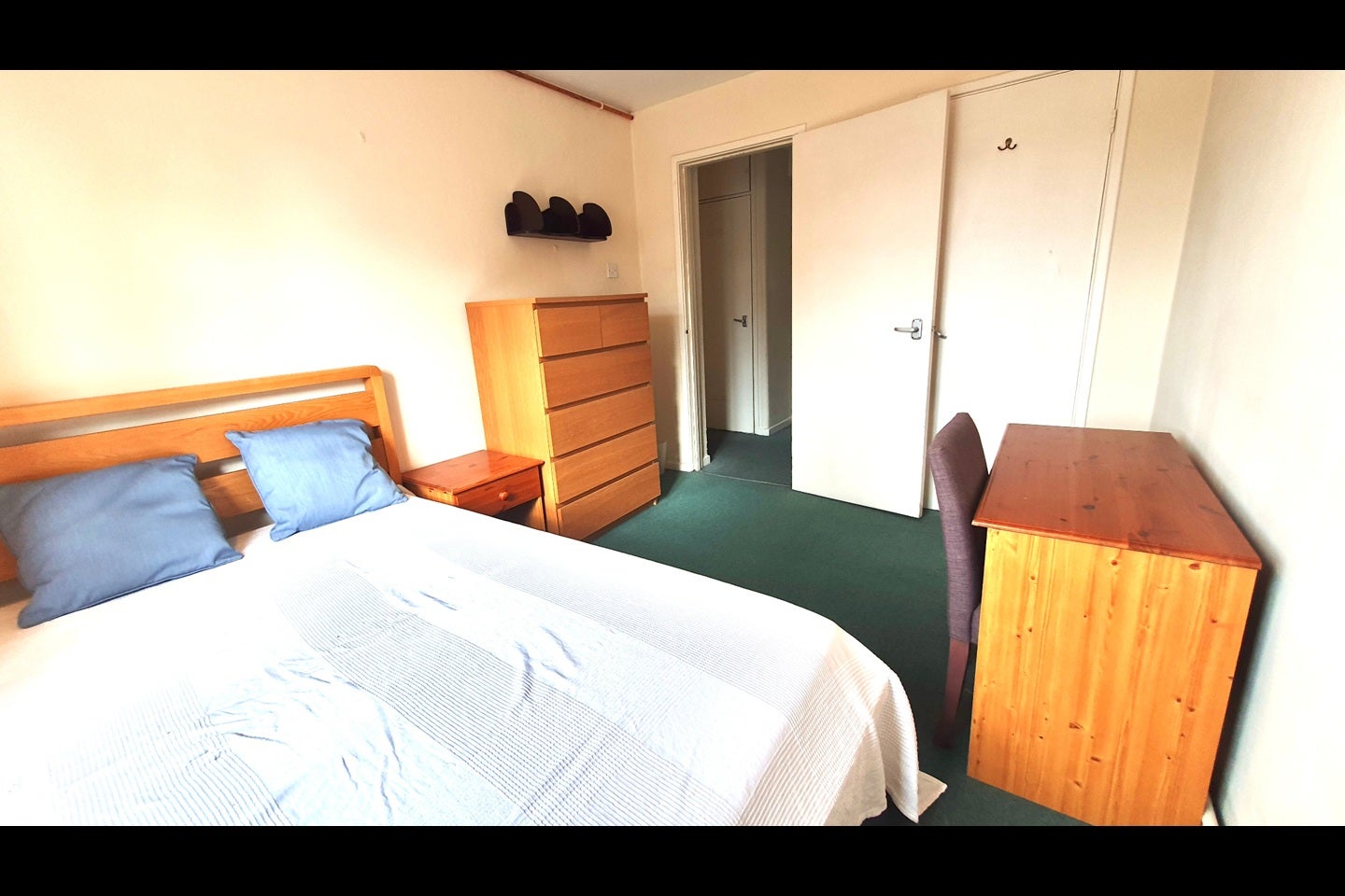 Flat Garratt Lane in Greater London