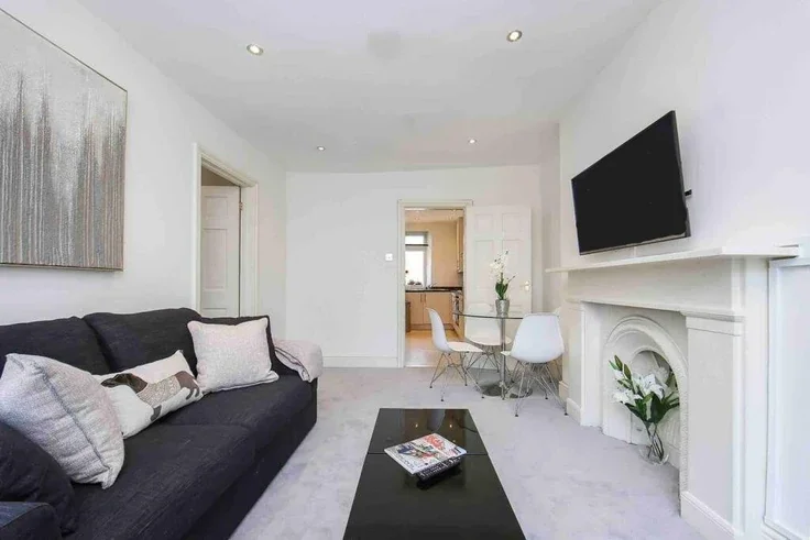 Flat Upper Berkeley Street in City of Westminster