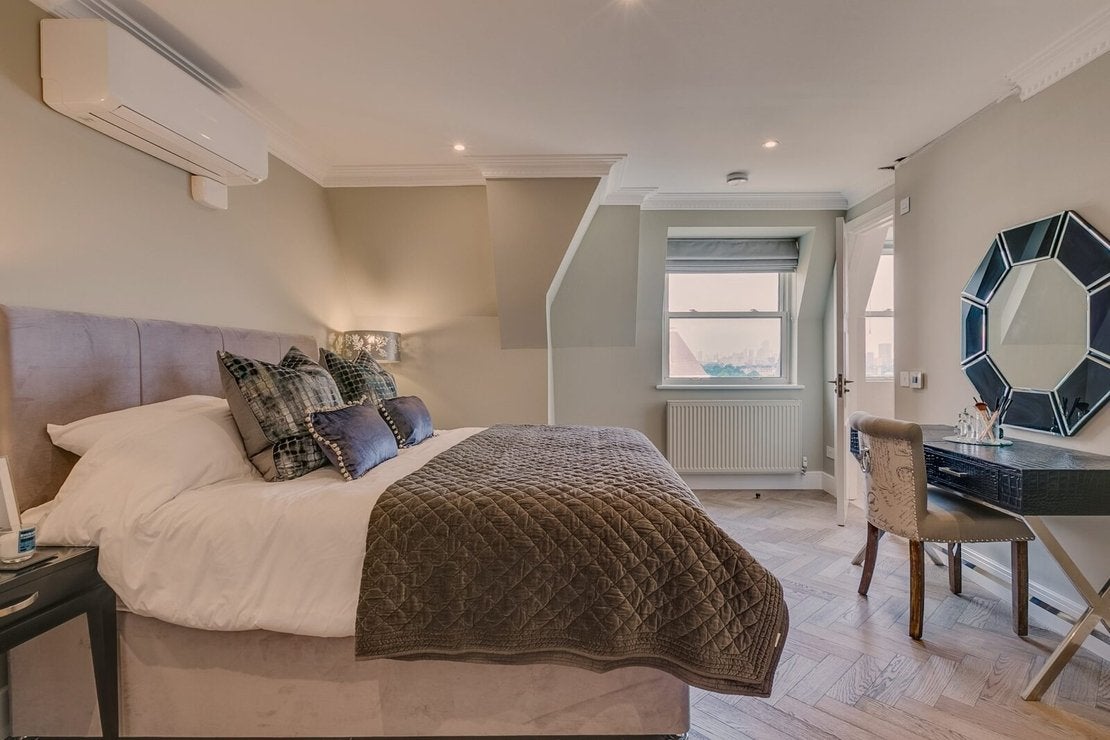 Flat Boydell Court in Greater London