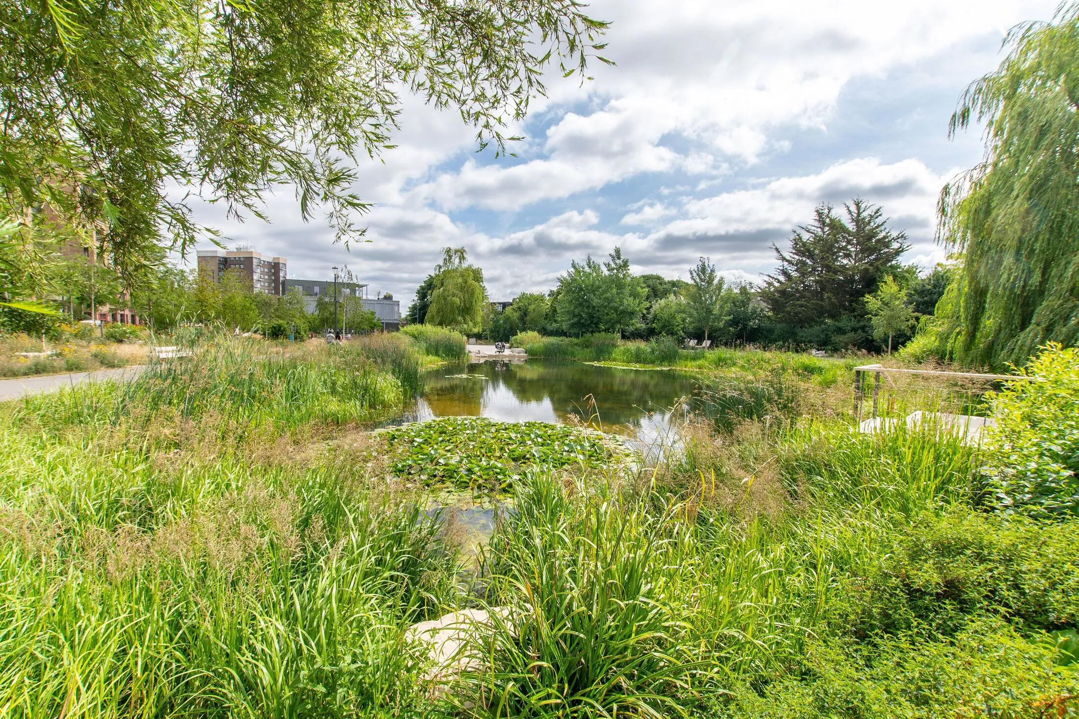 Flat Cairnfield Avenue in Greater London