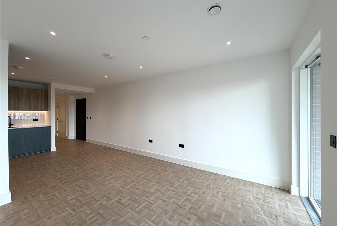 Flat Danvers Avenue in Greater London