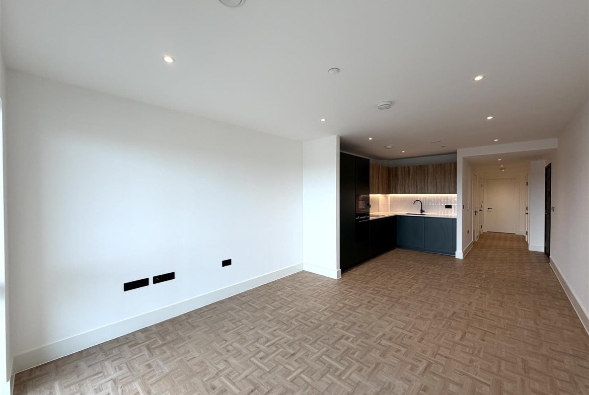 Flat Danvers Avenue in Greater London