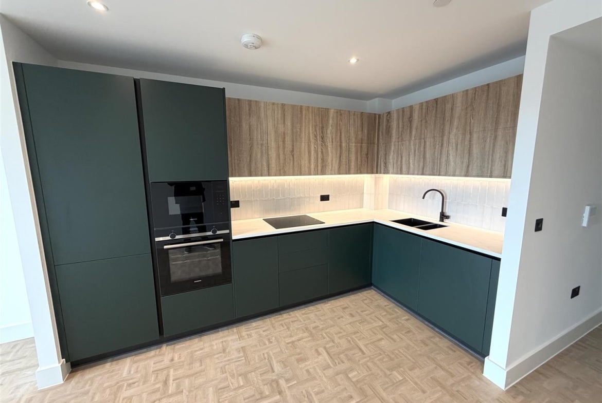 Flat Danvers Avenue in Greater London
