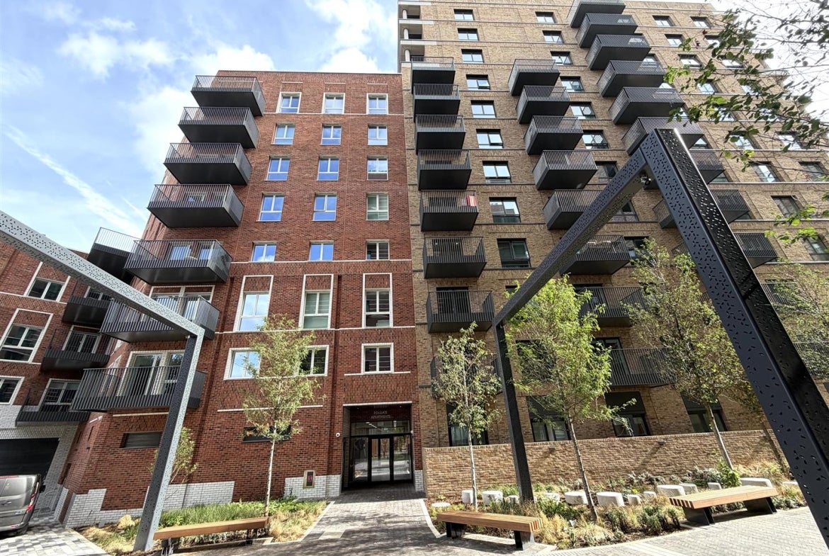 Flat Danvers Avenue in Greater London