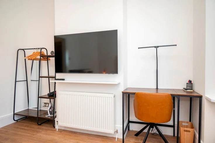 Flat Waddon Road in Greater London