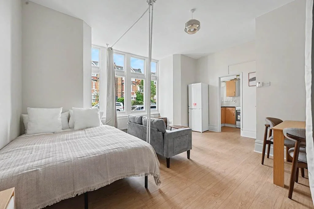 Flat Denbigh Road in Greater London
