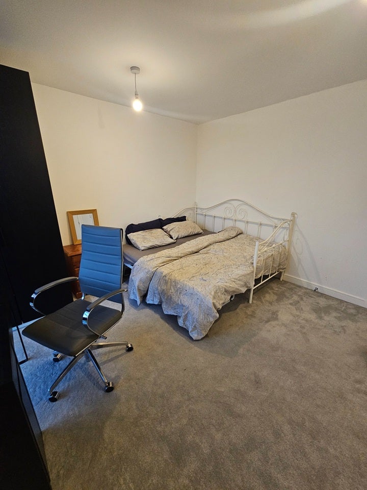 Room Henry Darlot Drive in Greater London